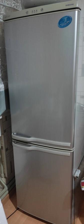 Холодильник Samsung