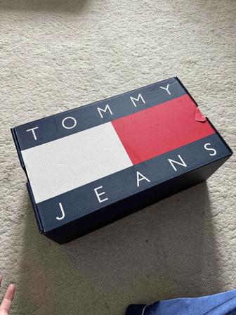 Кроссовка от Tommy hilfiger