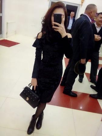 черное платье в длине миди