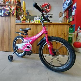 Двухколесный Розовый Детский велосипед. Колеса 18. Боковые колесики.