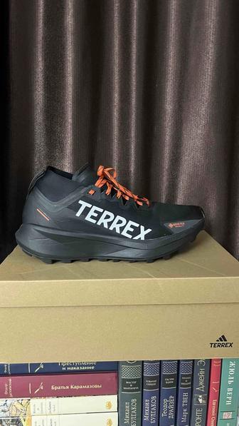 Продам мужские беговые кроссовки