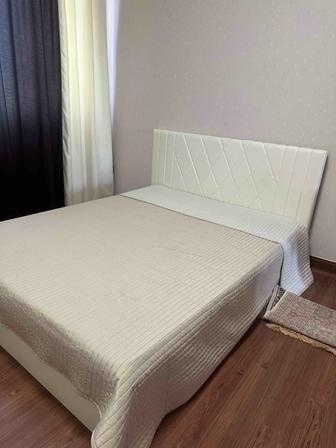 Кровать двухспальная с матрасом