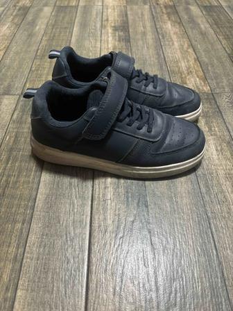 Спортивные туфли