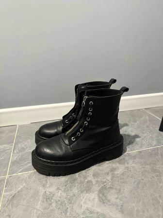 Продам женскую обувь ботинки и тапочки