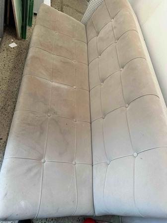 Продается диван раскладной, размер 190х55 , обивка- велюр.