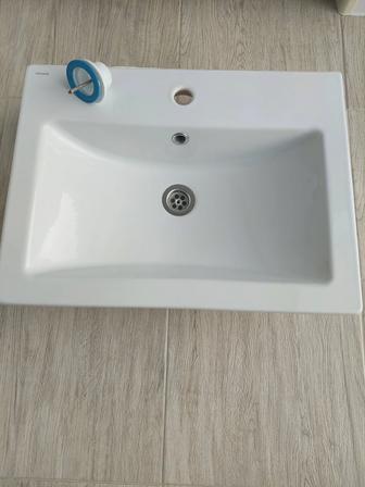 Раковина для ванной в отличном состоянии, ширина 60 см.