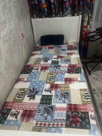Продамесяцев односпальную кровать, мягкая, плюшевая ткань, длина около 2х м