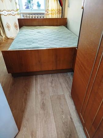 Двухспальная кровать с матрасом и тумба б/у, самовывоз