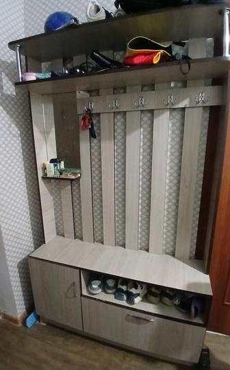 Продаю срочно прихожую вешалку