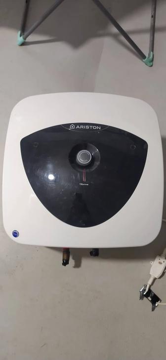 Водонагреватель Ariston.