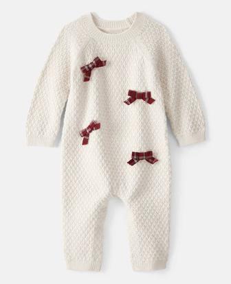 Нежный вязаный комбинезон для малыша