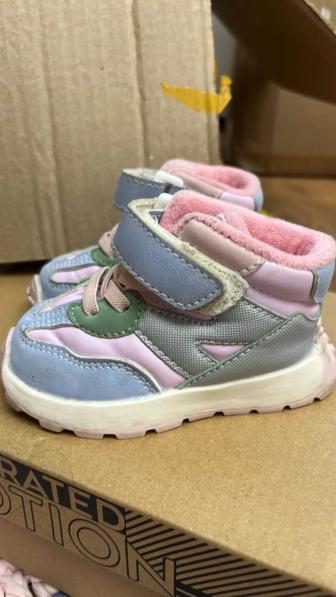 продам детские утепленные кроссовки