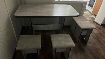 Стол и стулья