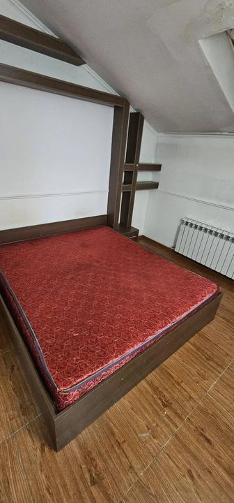 Продам кровать двуспальная 180на 200 с матрасом