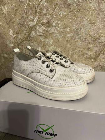 Кроссовки женские