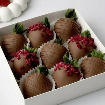 Клубника в шоколаде цветы тюльпаны
