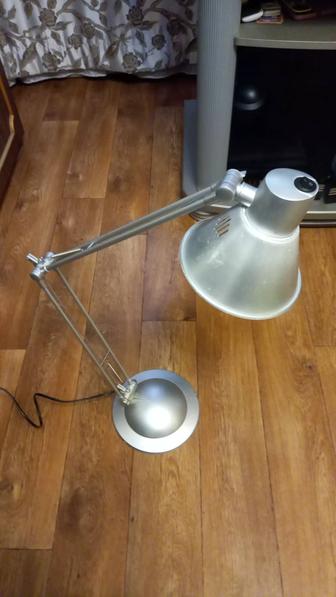 Продам настольную лампу