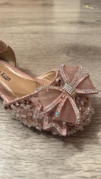 Продам красивые детские туфли