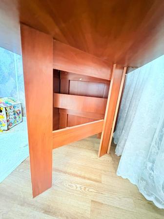 Продам стол комод .