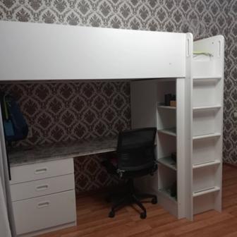 Детский кровать письменный стол! Находится в Самал 1 в отличном состоянии