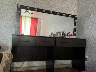 Большой стол с зеркалом и подсветкой в современном стиле