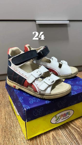 Продам детские сандалии и кеды