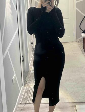 черная рубашка, свитер и мини-юбка, рашгард