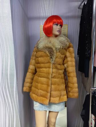 Шубка норковая, отделка енот