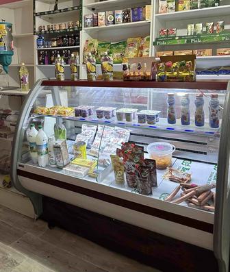 Продается витринный холодильник