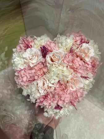 Букет из стабилизированной гортензии и роз в виде сердца