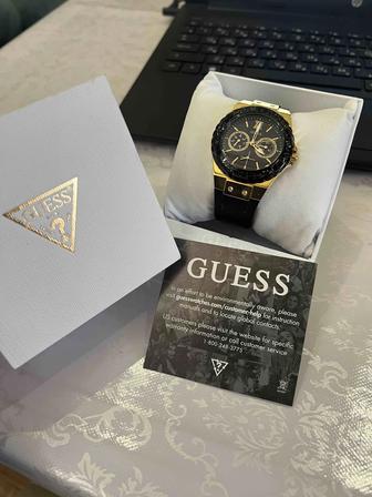 Женские часы Guess с черным циферблатом и черным каучуковым ремешком