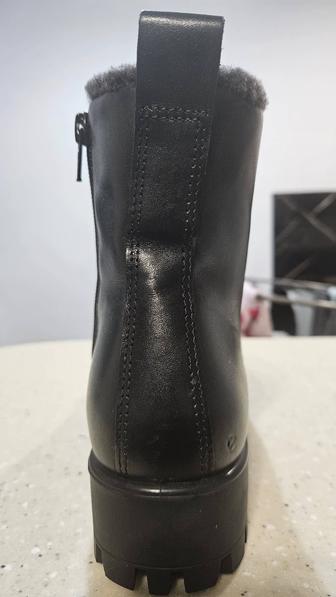 Продаются новые женские ботинки