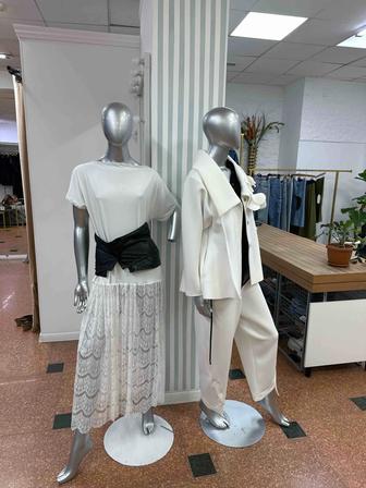 Манекены , рейлы , столы -оборудование для магазина женской одежды