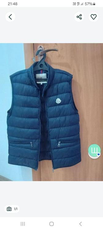 продам безрукавка новый moncler