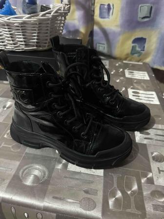 Продам демисезонные ботиночки на девочку