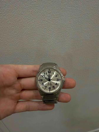 Металлические часы