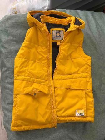 Продам детскую безрукавку в отличном состоянии