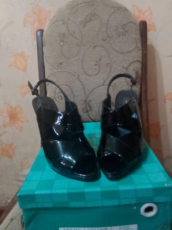 Босоножки лакированные модельные