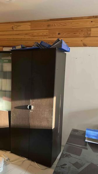 Продам офисную мебель 4 стола угловых шкаф и стол для руководителя