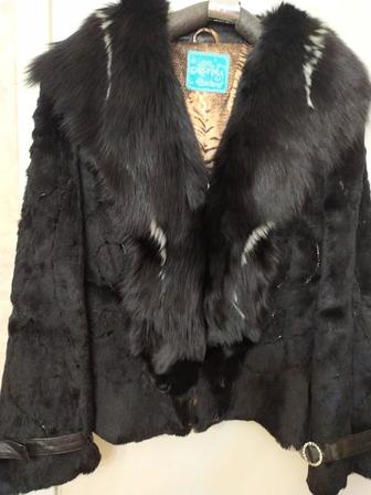 Продам полушубок женский из натурального меха кролика воротник чернобурка.