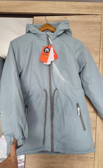 Продам куртку для девочки