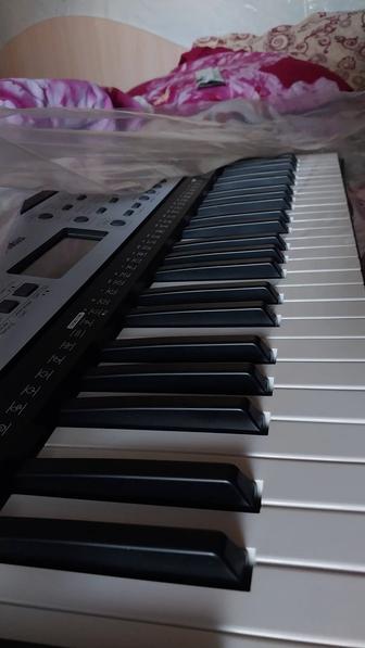 Продам синтезатор Yamaha YPT-270 практически новый