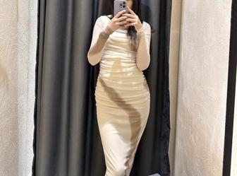 Бежевое платье