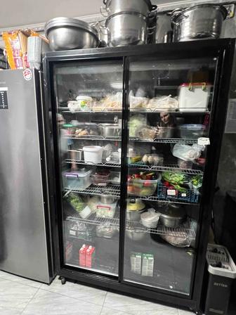 Продам холодильную витрину срочно состояние идеальное использов 5 месяцев