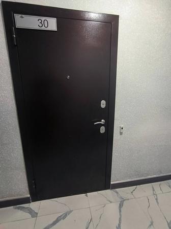 Продам входную железную дверь в квартиру
