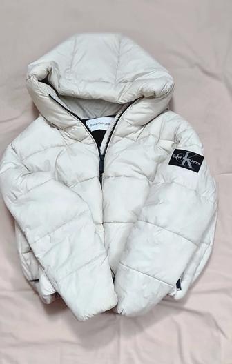 Зимняя укороченная куртка бренда Calvin Klein