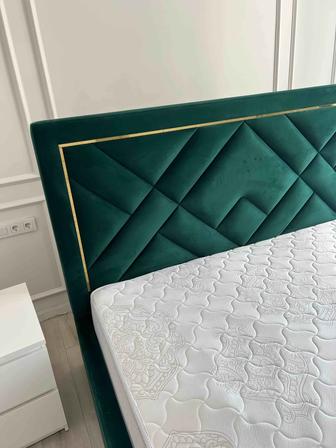 Продам б/у двуспальную кровать 180.200