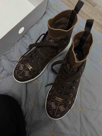 Продам новые кроссовки