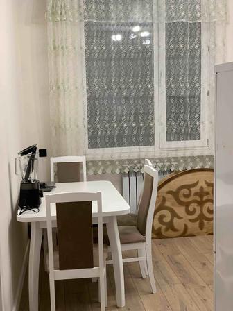 Стол белого цвета увеличивается