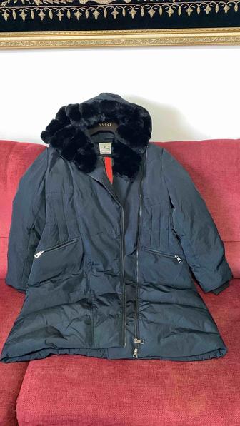 Пуховик женский с капюшоном, размер 48, черного цвета. В отличном состоянии